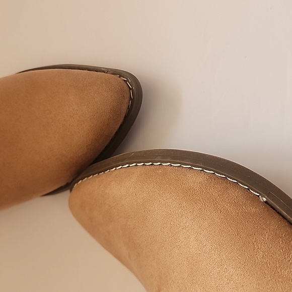 Women's western-style ankle boots size 8. - Picture 6 of 9